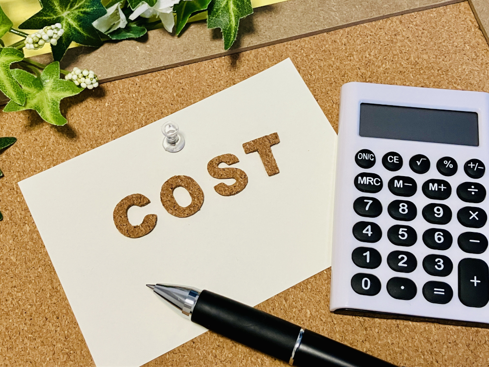 「COST」のメモと電卓・ペン