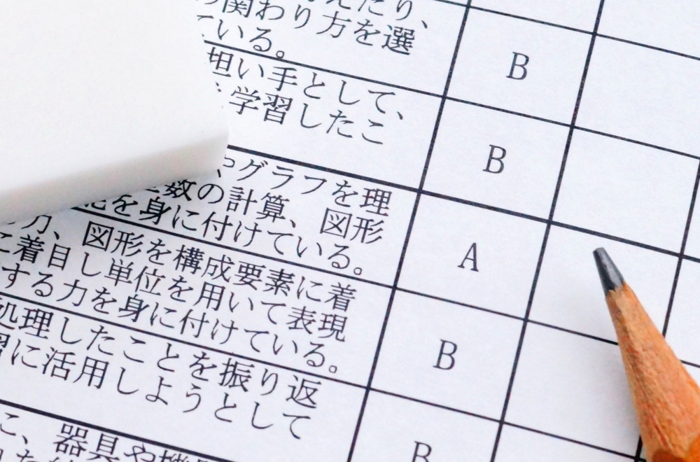 学期末の通知表と鉛筆・消しゴム