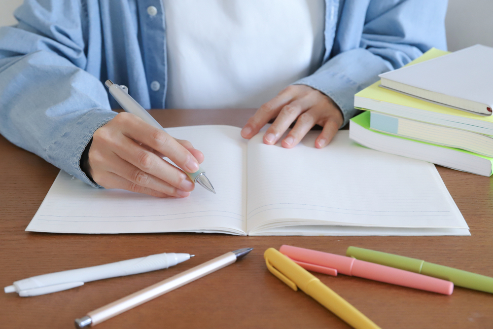 参考書とノートを使って勉強する学生の手元
