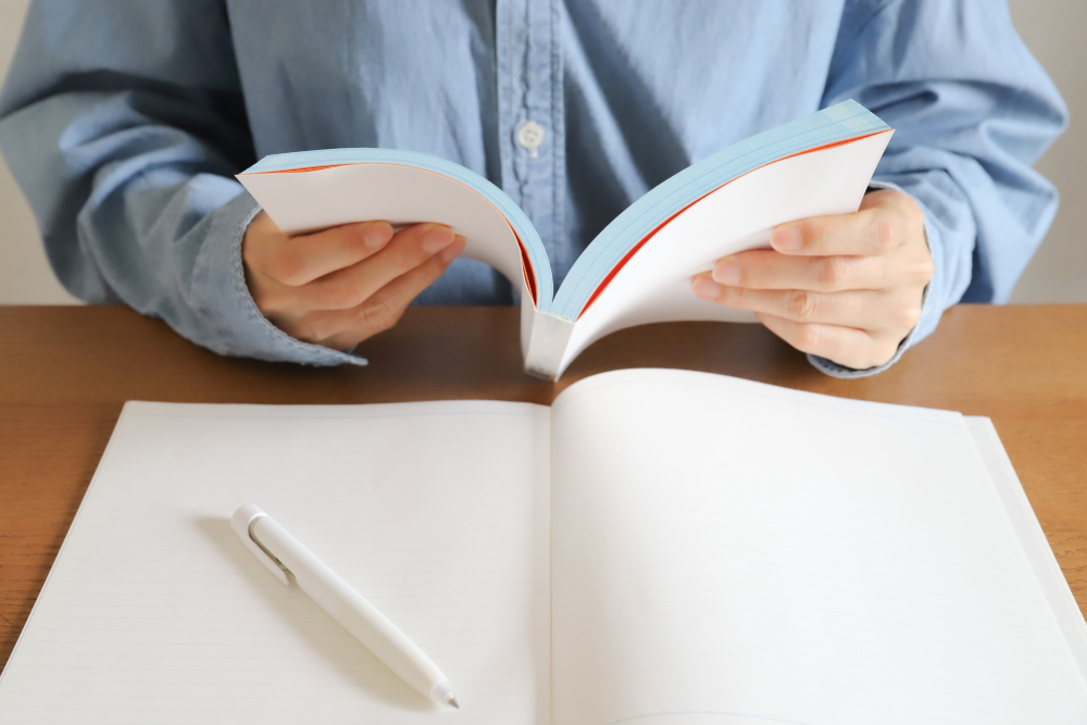 参考書を開いて勉強する手元